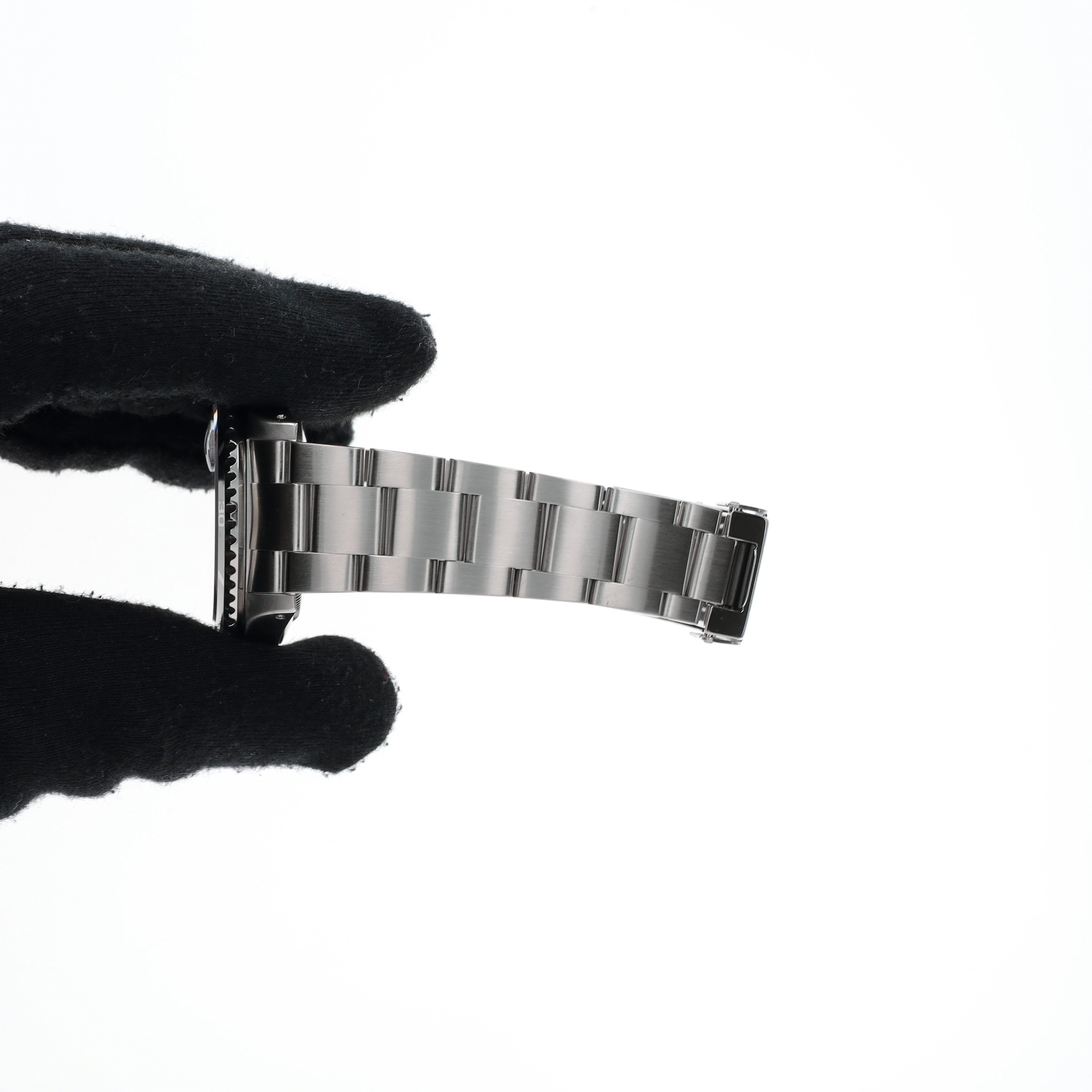 Rolex Submariner 16610 40mm Black luminous Index Dial Rotating Bezel Bezel Oyster Band - Luxuriant Concierge