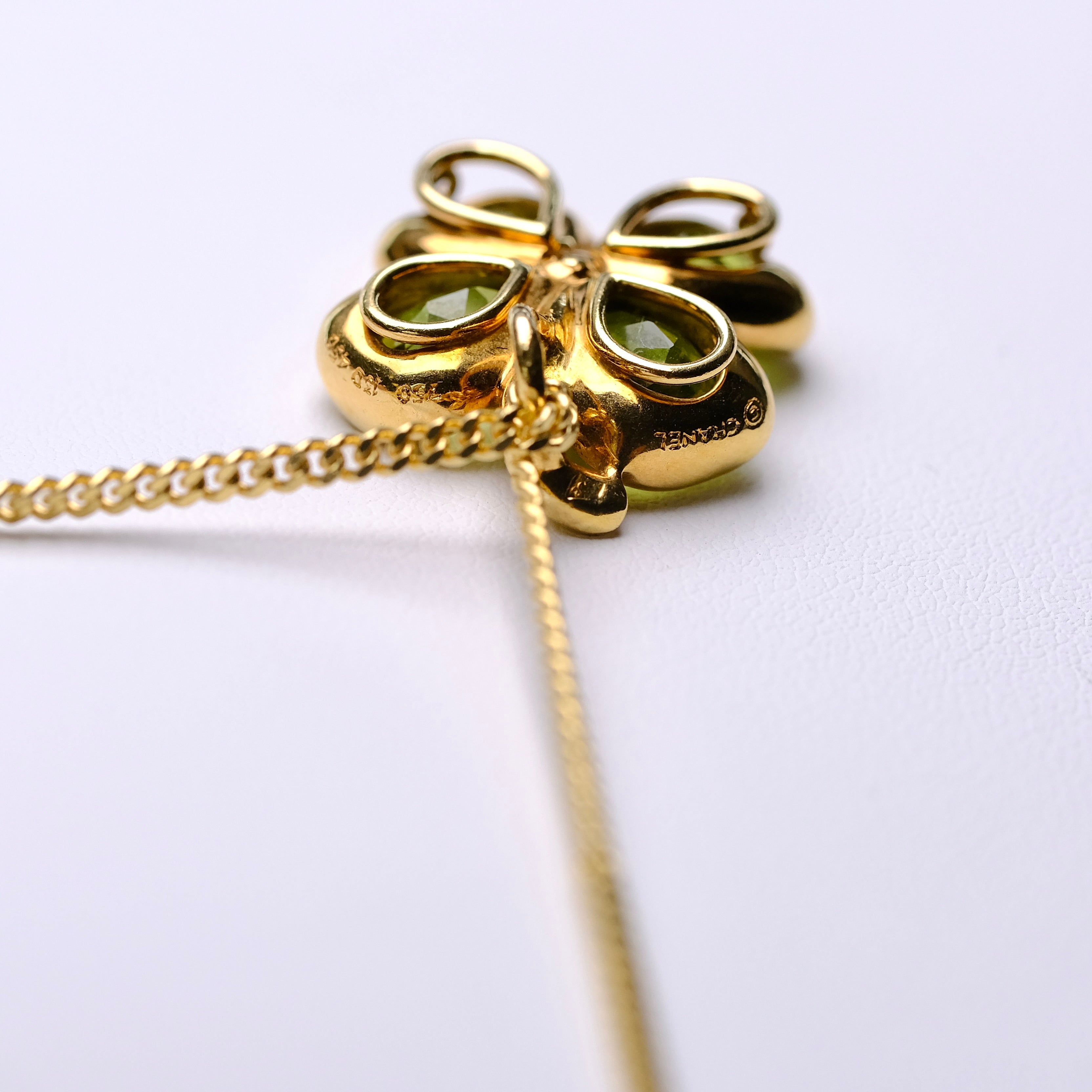 CHANEL 18K YELLOW GOLD PERIDOT CLOVER PENDANT CUBAN CHAIN - Luxuriant Concierge