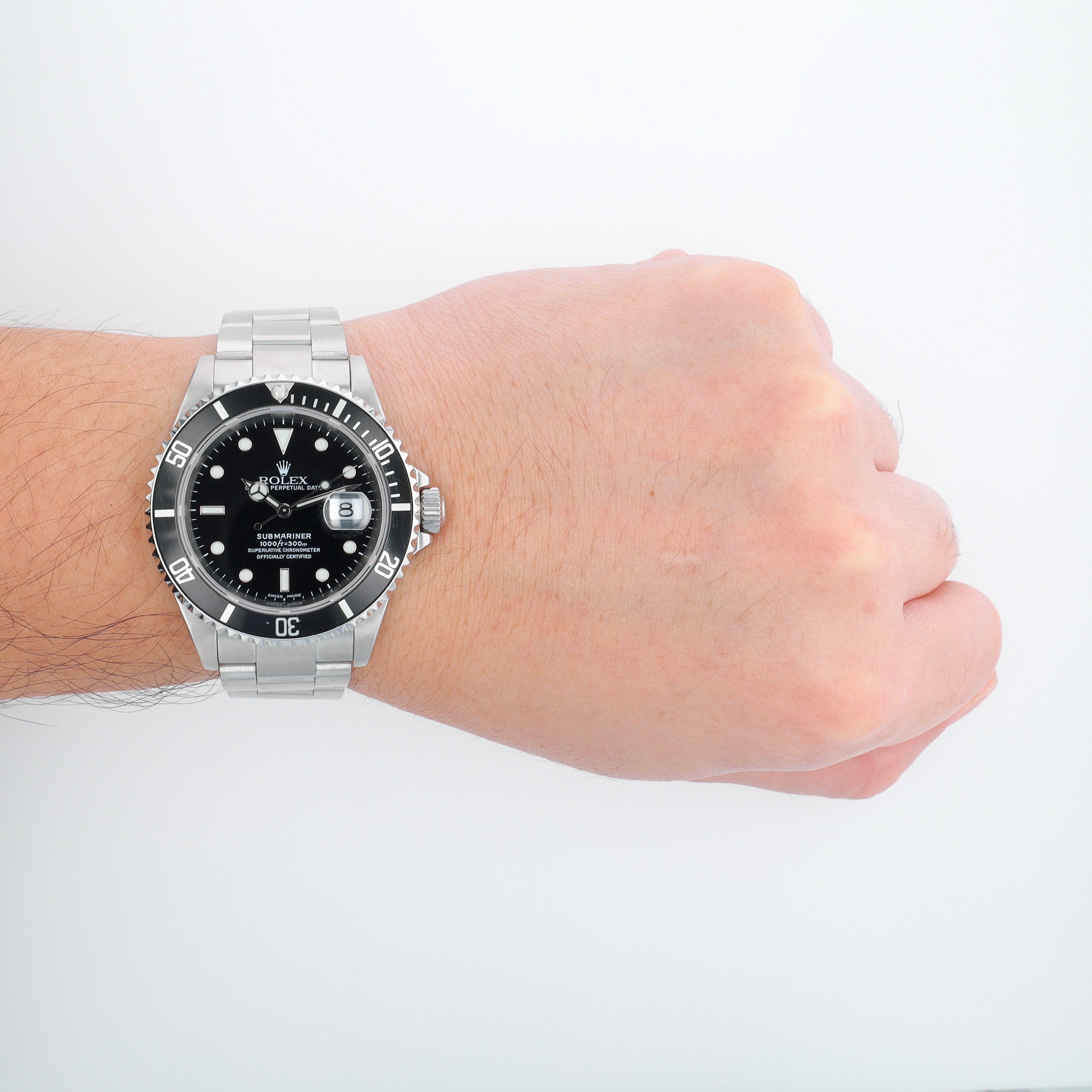 Rolex Submariner 16610 40mm Black luminous Index Dial Rotating Bezel Bezel Oyster Band - Luxuriant Concierge