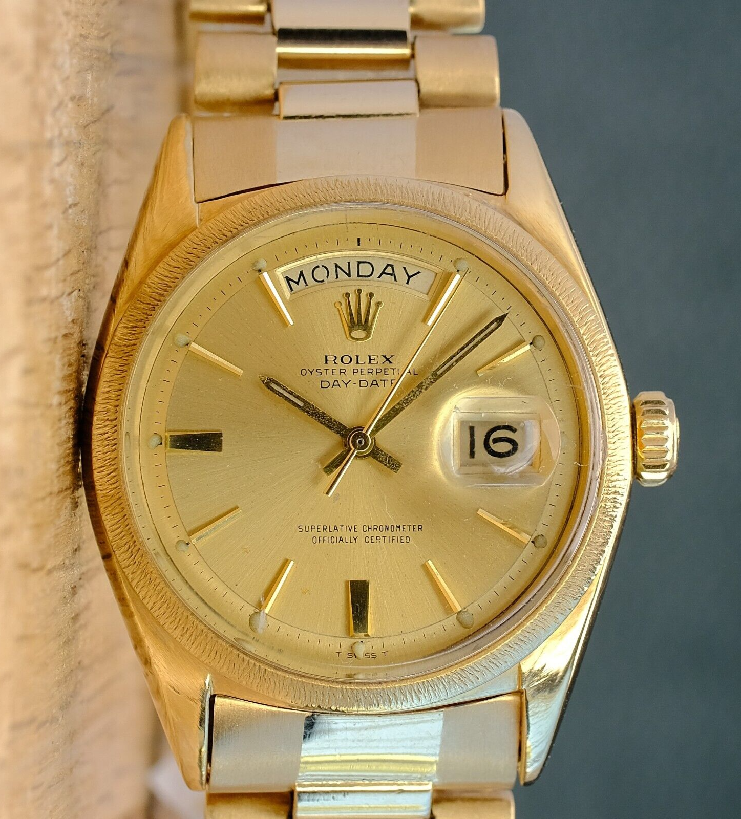 VINTAGE ROLEX MENS DAY-DATE WATCH 18K GOLD CHAMPAGNE DIAL PRESIDENTIAL BAND 36MM - Luxuriant Watch Concierge