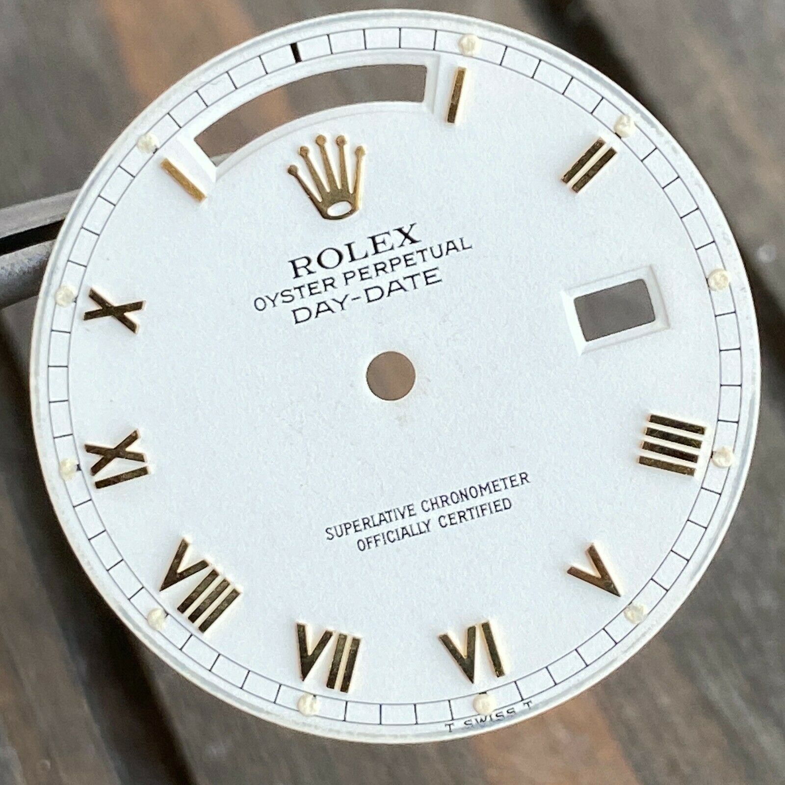 Original Rolex Day-Date 18K Yellow Matte White Dial w/ Skinny Roman Marker 36mm - luxuriantconcierge